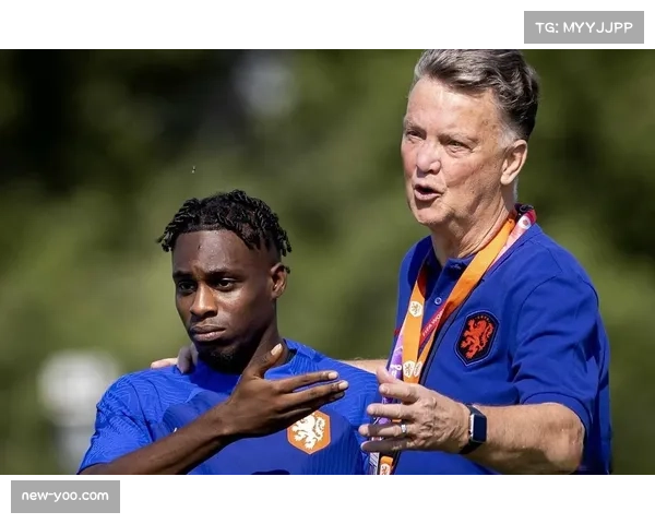 弗林蓬接受采访:谈在勒沃库森体系中扮演的“翼卫突击手”角色 弗林蓬接受采访:谈在勒沃库森体系中扮演的“翼卫突击手”角色